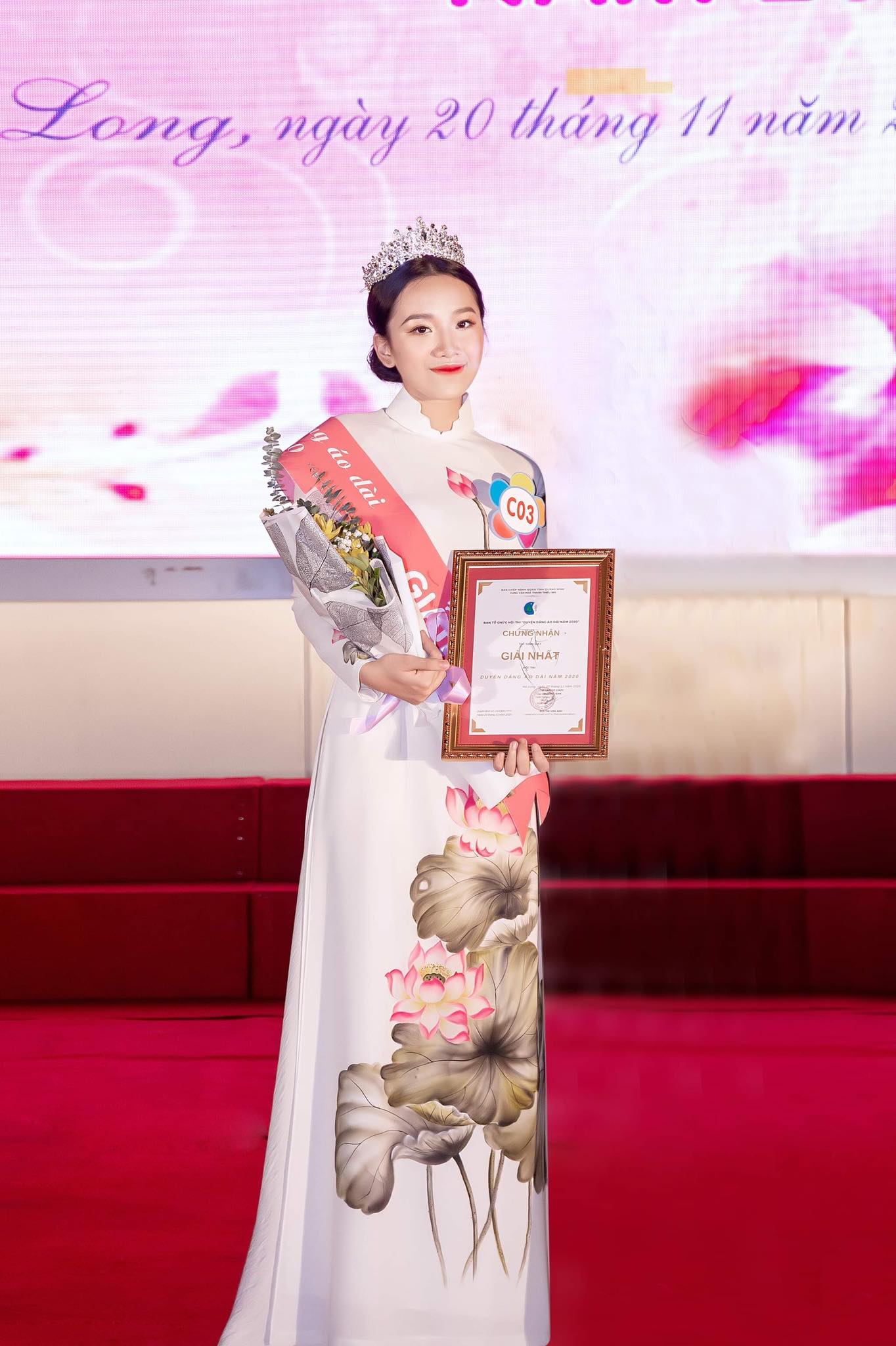Trong thời gian qua, Nguyễn Hoàng Yến nhận được nhiều giải thưởng các loại.