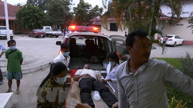 Nạn nhân bị ngộ độc rượu được đưa đi cấp cứu (Ảnh: Sở y tế tỉnh Kampong Chhnang)