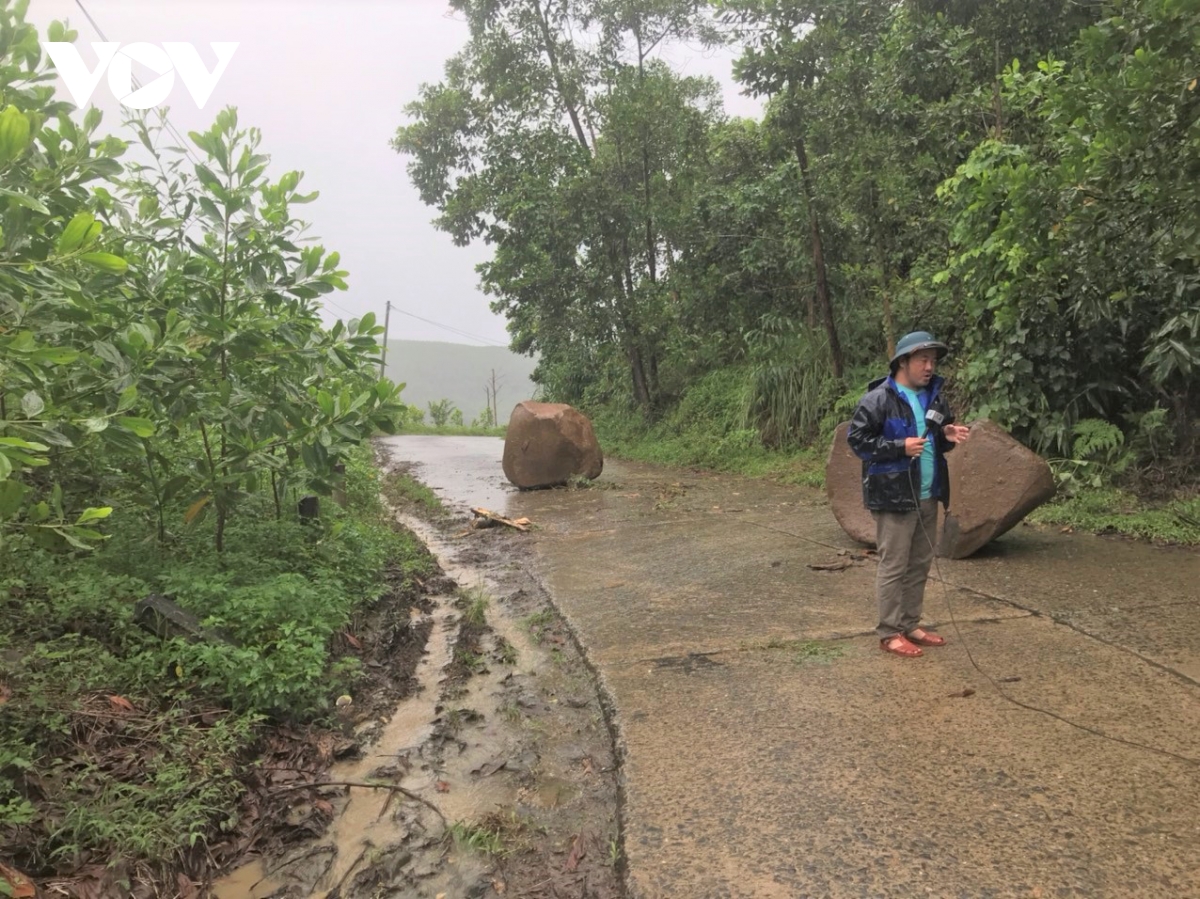Đất đá từ trên núi lăn xuống giữa đường ở huyện Phước Sơn.