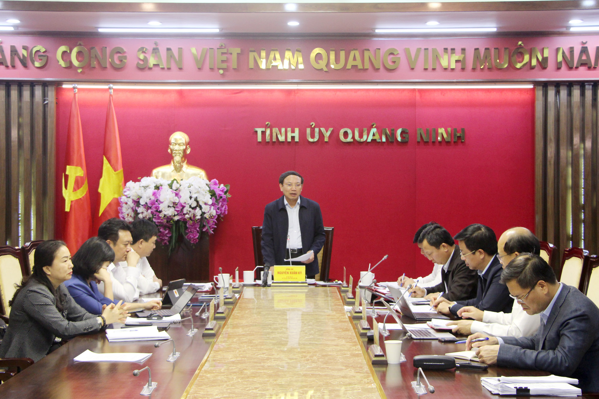 Đồng chí Nguyễn Xuân Ký, Bí thư Tỉnh ủy, Chủ tịch HĐND tỉnh, kết luận cuộc họp.