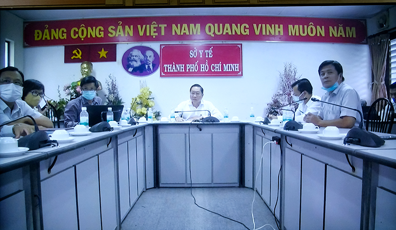 Ông Nguyễn Tấn Bỉnh, Giám đốc Sở Y tế TPHCM cùng các đơn vị liên quan tham dự cuộc họp tại điểm cầu Sở Y tế TPHCM Ảnh: Trần Minh