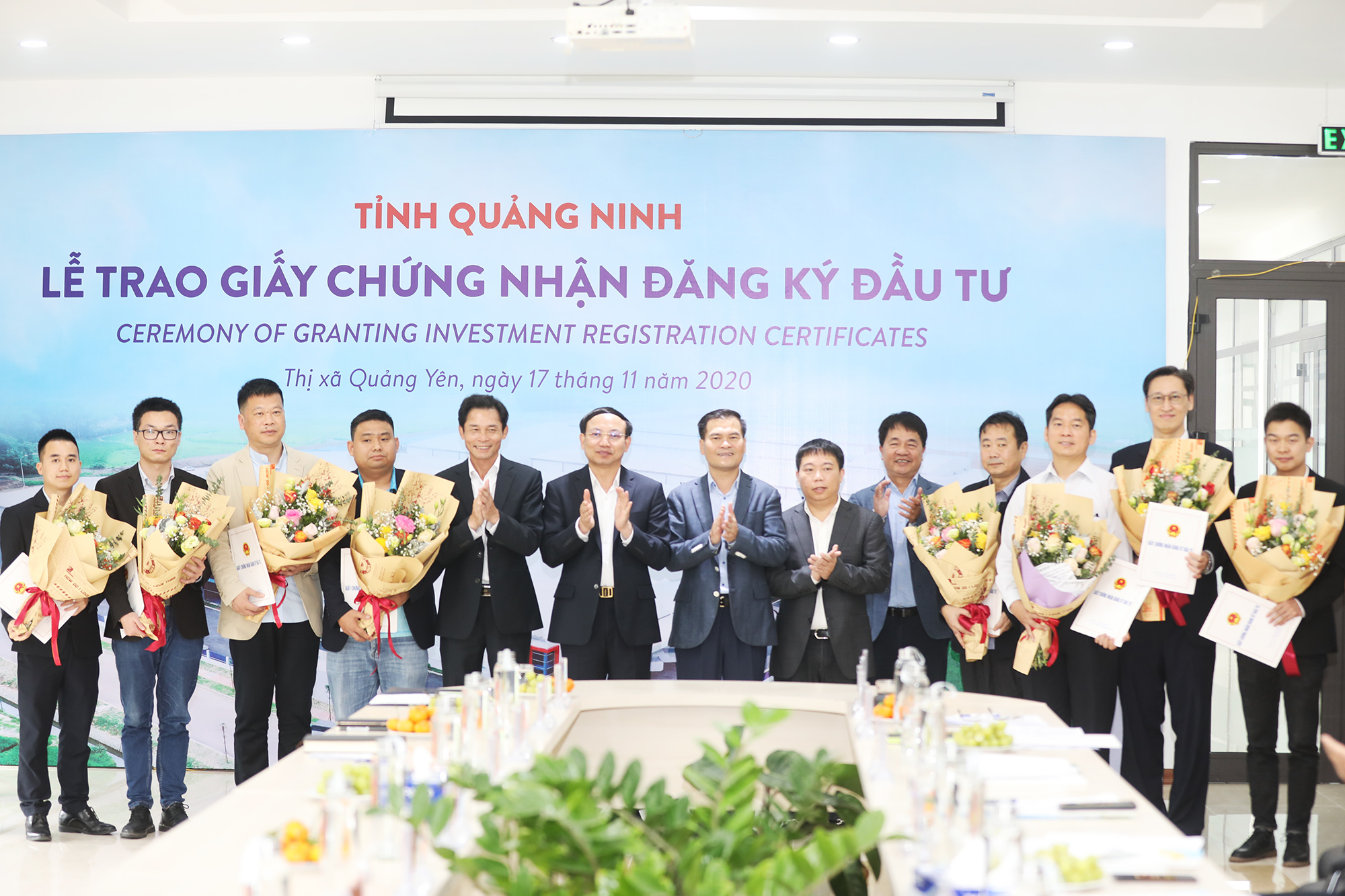 Bí thư Tỉnh ủy Nguyễn Xuân Ký chứng kiến lễ trao Giấy chứng nhận đăng ký đầu tư cho 9 doanh nghiệp FDI tại KCN Đông Mai.