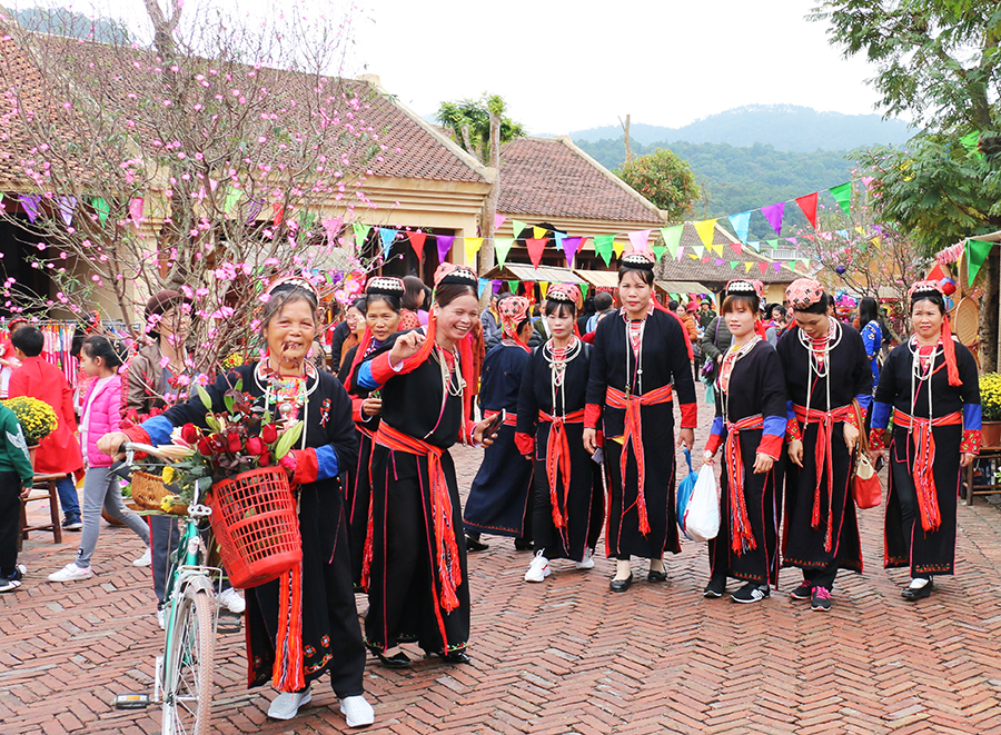 Bà con dân tộc Dao xã Thượng Yên Công tham gia gói kích cầu du lịch cuối năm của TP Uông Bí.