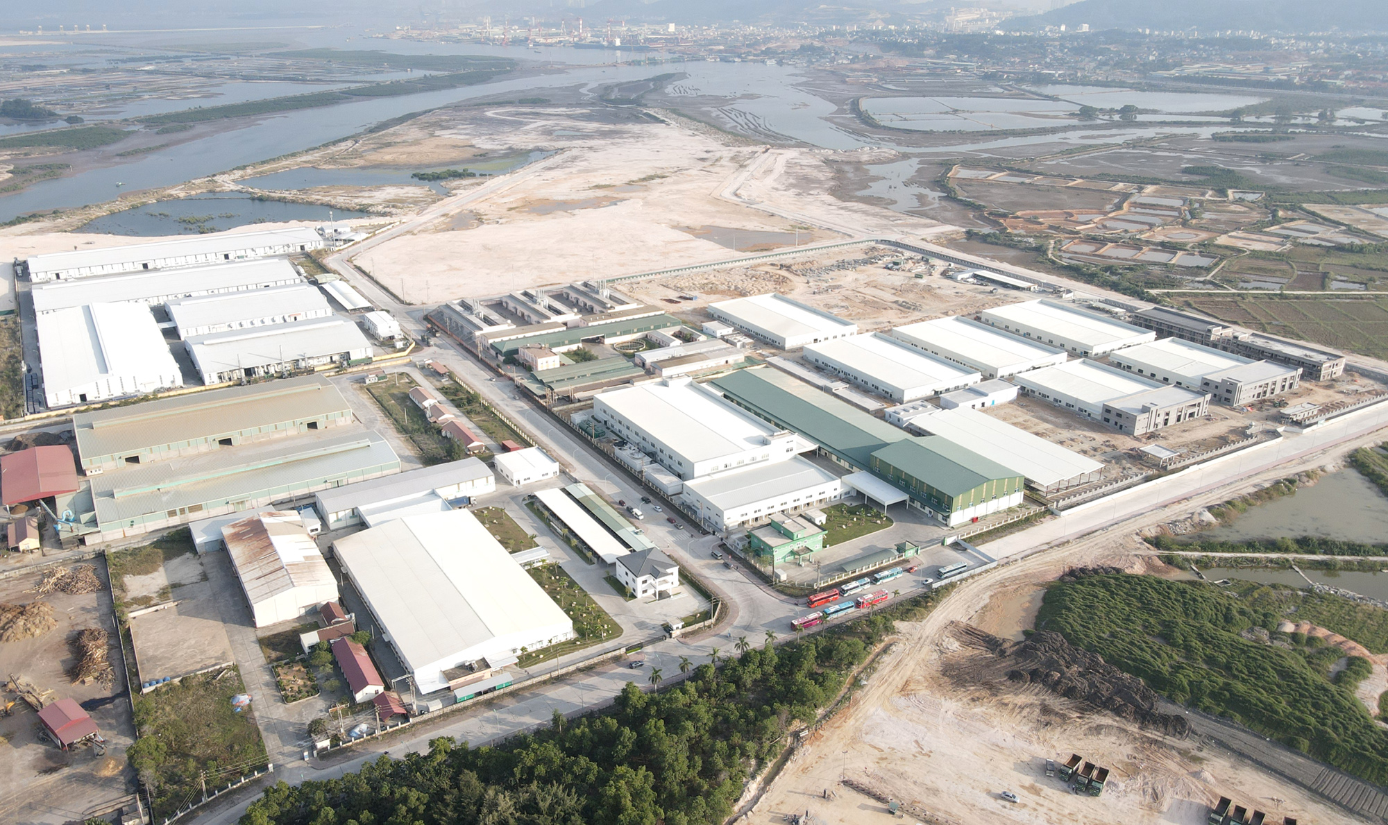 KCN Việt Hưng giai đoạn 1 hiện có 8 nhà đầu tư thứ cấp triển khai hoạt động sản xuất, kinh doanh. Ảnh: Mạnh Trường