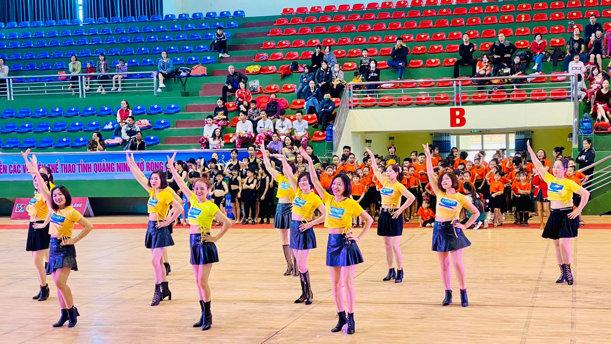 Khiêu vũ thể thao tại thị xã Đông Triều.