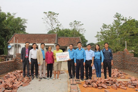 Đại diện lãnh đạo Công ty CP than Mông Dương trao số tiền hỗ trợ cho anh Đinh Văn Ngôn, công nhân Phân xưởng Phục vụ sản xuất (Ảnh: 