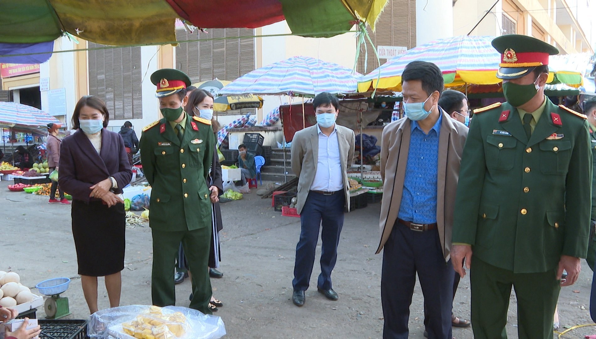 Đoàn kiểm tra công tác phòng, chống dịch tại chợ Tiên Yên.