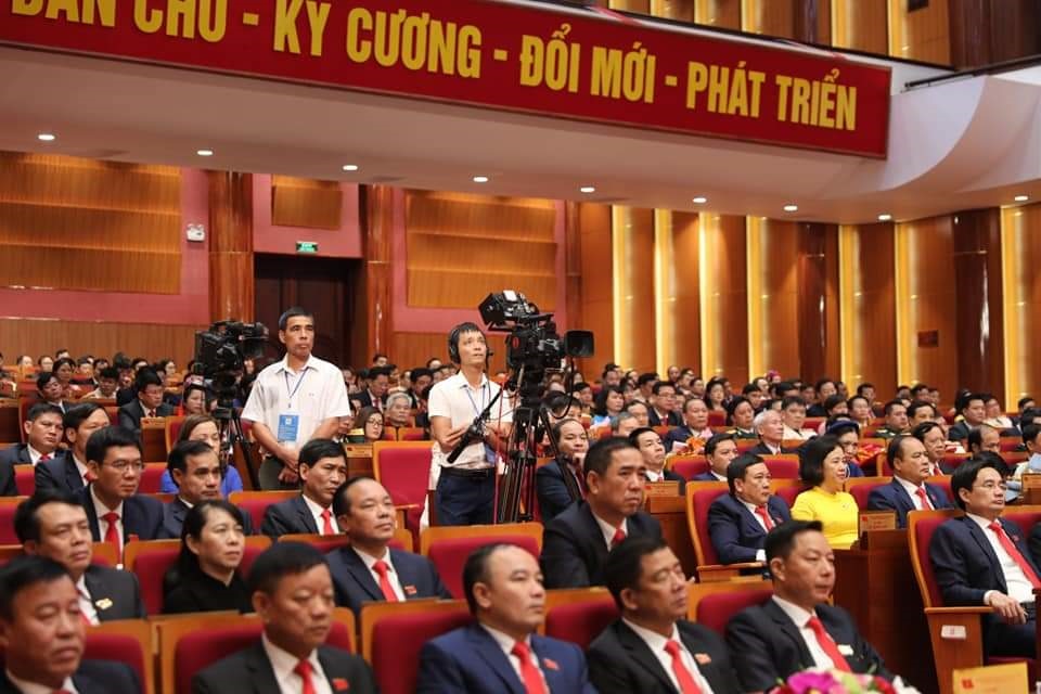 Phóng viên Trung tâm Truyền thông tỉnh Quảng Ninh tác nghiệp tại Đại hội Đảng bộ tỉnh Quảng Ninh lần thứ XV.
