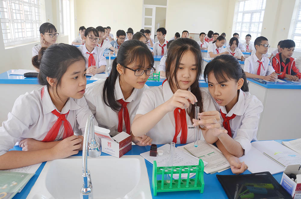 Học sinh Trường THCS Nguyễn Du, TX Đông Triều, thực hành trong phòng thí nghiệm.