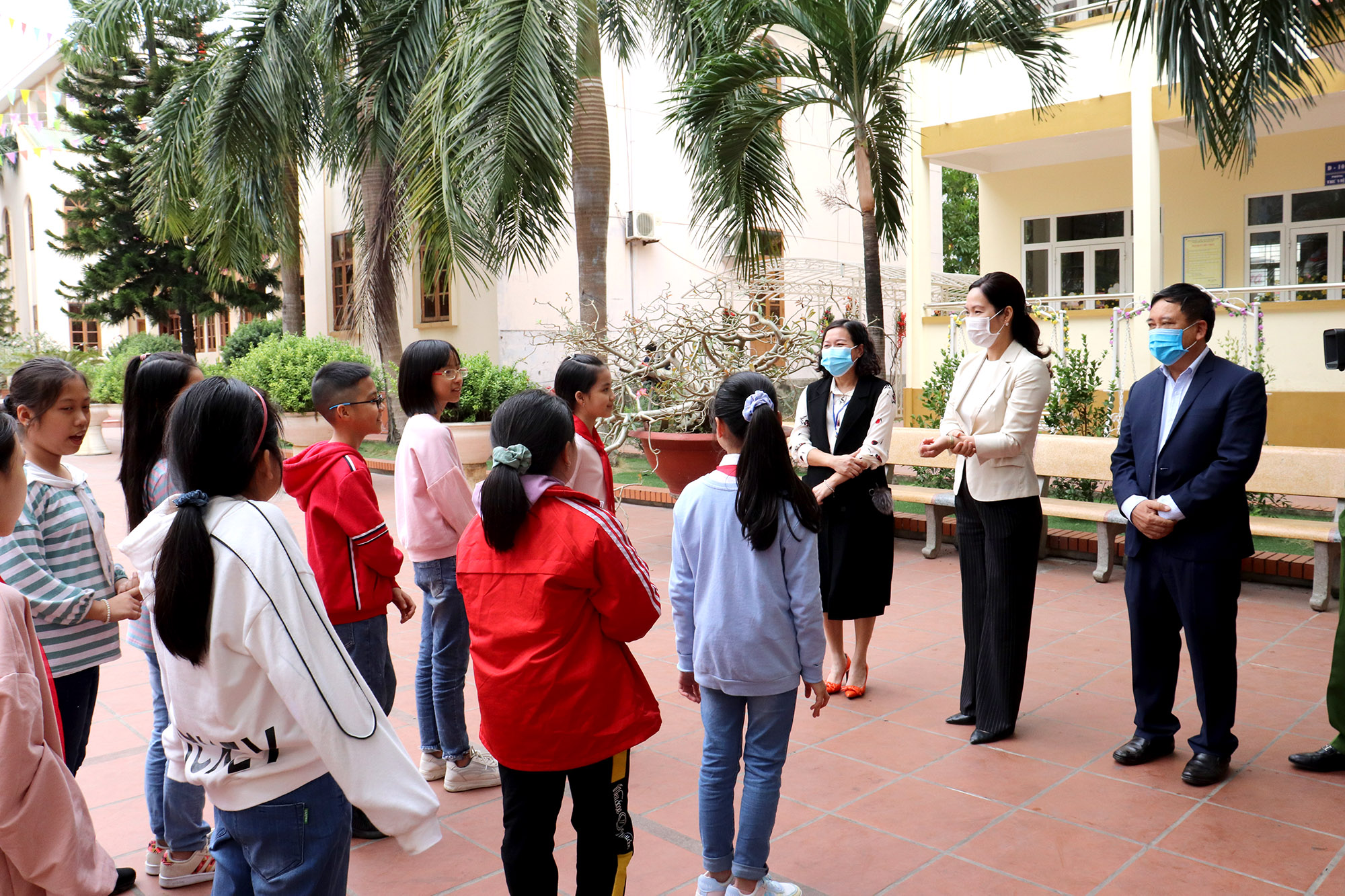 Phó Chủ tịch UBND tỉnh Nguyễn Thị Hạnh trò chuyện cùng học sinh trường Tiểu học Trần Hưng Đạo về các biện pháp phòng chống dịch Covid-19
