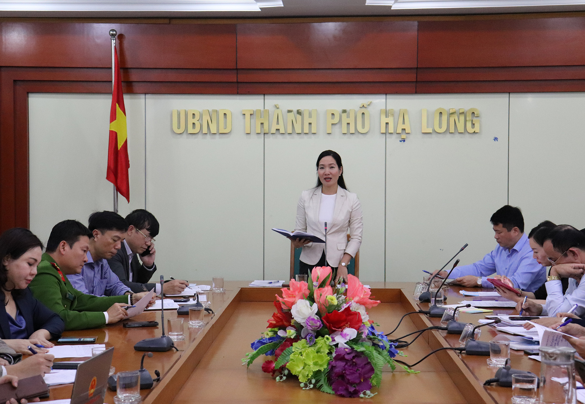 Đồng chí Nguyễn Thị Hạnh, Phó Chủ tịch UBND chỉ đạo công tác phòng chống dịch tại TP Hạ Long. 