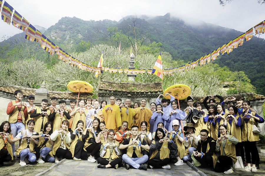 Đại diện Ban Trị sự Phật giáo Việt Nam tỉnh Quảng Ninh cùng đoàn du khách tại Yên Tử. Ảnh: Thượng Tọa Thích Đạo Hiển.