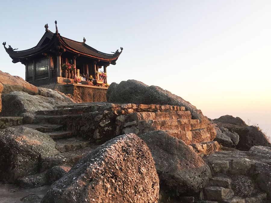 Nét đẹp chùa Đồng - Yên Tử một thoáng thanh tịnh chiều tà.