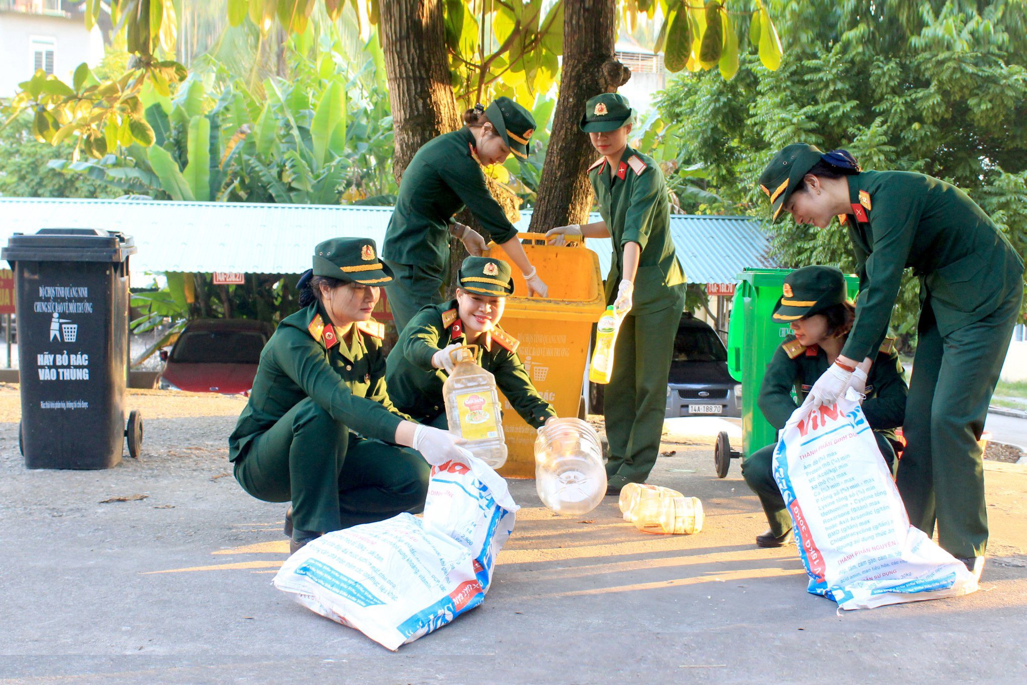 Nữ cán bộ, chiến sĩ Bộ CHQS tỉnh tham gia dọn dẹp vệ sinh môi trường, giữ khuôn viên đơn vị xanh - sạch - đẹp. Ảnh: Đơn vị cung cấp.