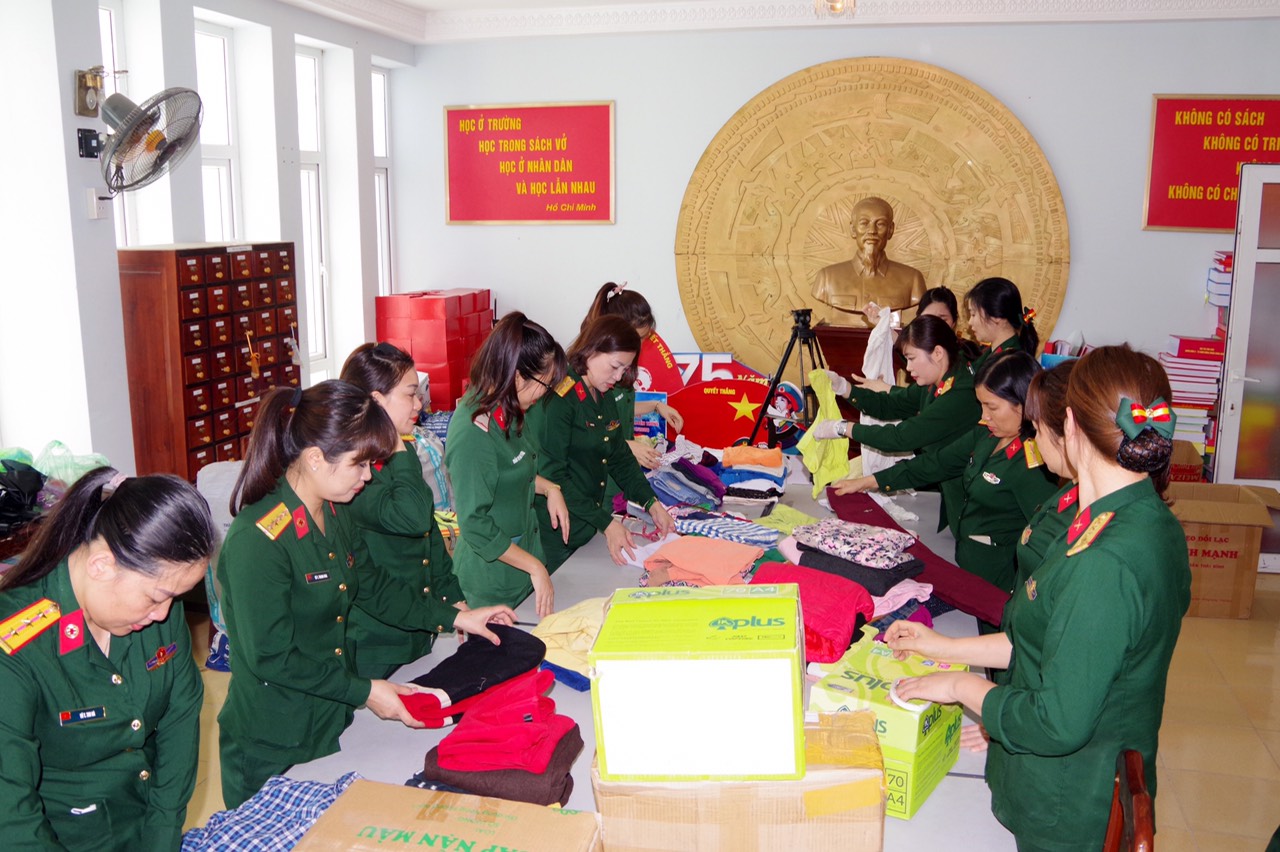 Chị em, hội viên Hội Phụ nữ Bộ CHQS tỉnh đóng gói hàng ủng hộ đồng bào miền Trung trong đợt lũ lụt vừa qua.