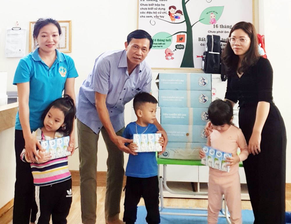 Lãnh đạo Hội Bảo trợ NKT&TMC tỉnh trao sữa tươi cho các em có hoàn cảnh đặc biệt tại Trung tâm nghiên cứu và ứng dụng tâm lý giáo dục Ngân Hoa (TP Hạ Long) tháng 11/2020.