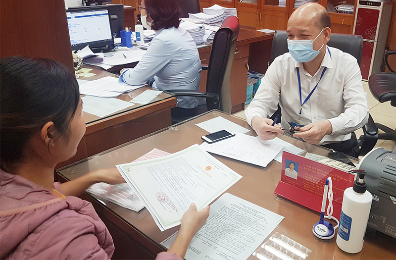 Cán bộ Trung tâm Hành chính công TP Cẩm Phả giải quyết TTHC cho người dân.