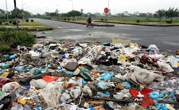 Bãi rác tự phát trên đường vành đai phía Nam, đoạn qua địa phận xã Vũ Chính, thành phố Thái Bình. (Ảnh Thế Duyệt/TTXVN)