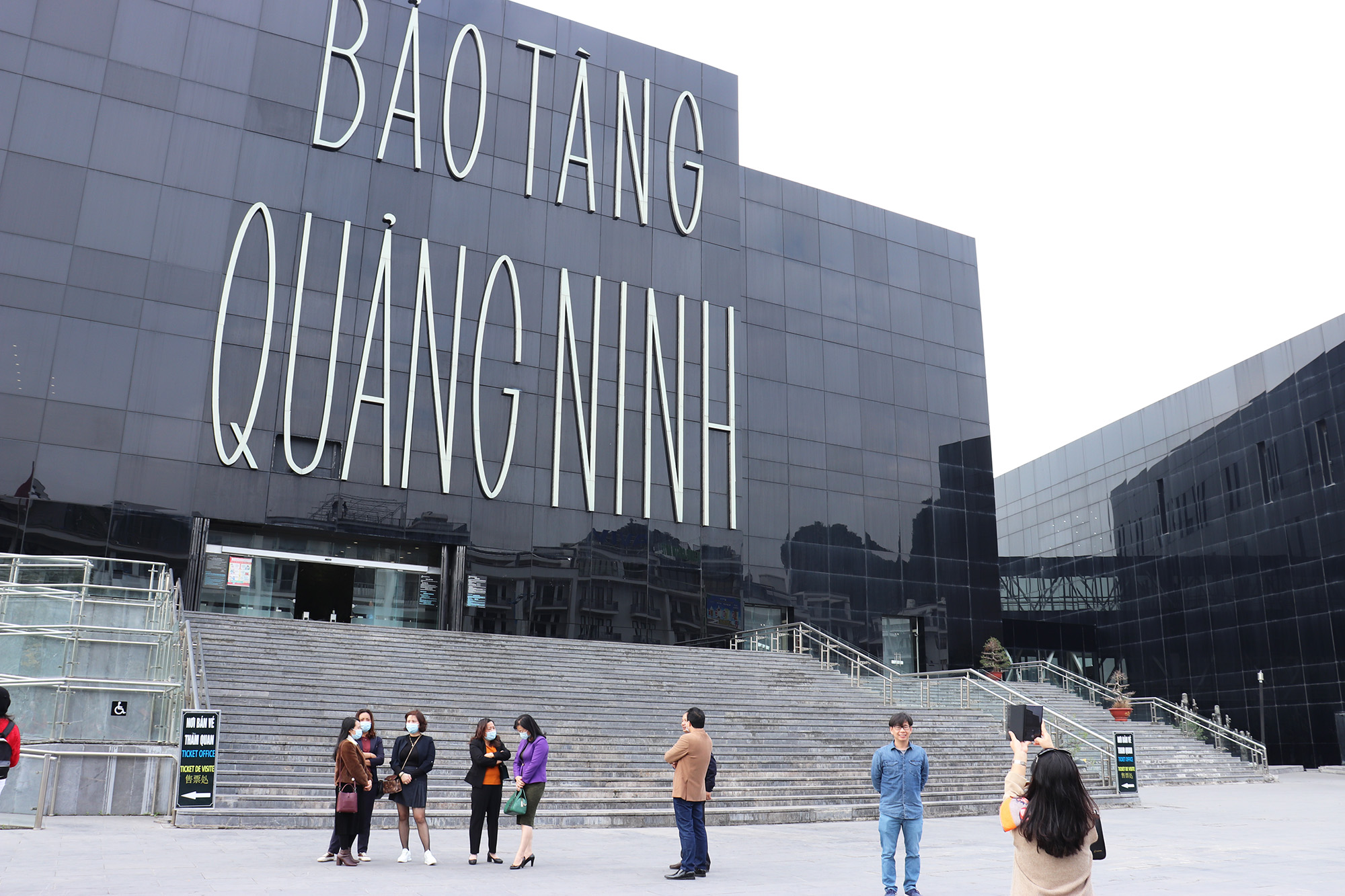 Địa điểm đầu tiên đoàn đại biểu thăm quan là Bảo tàng Quảng Ninh.