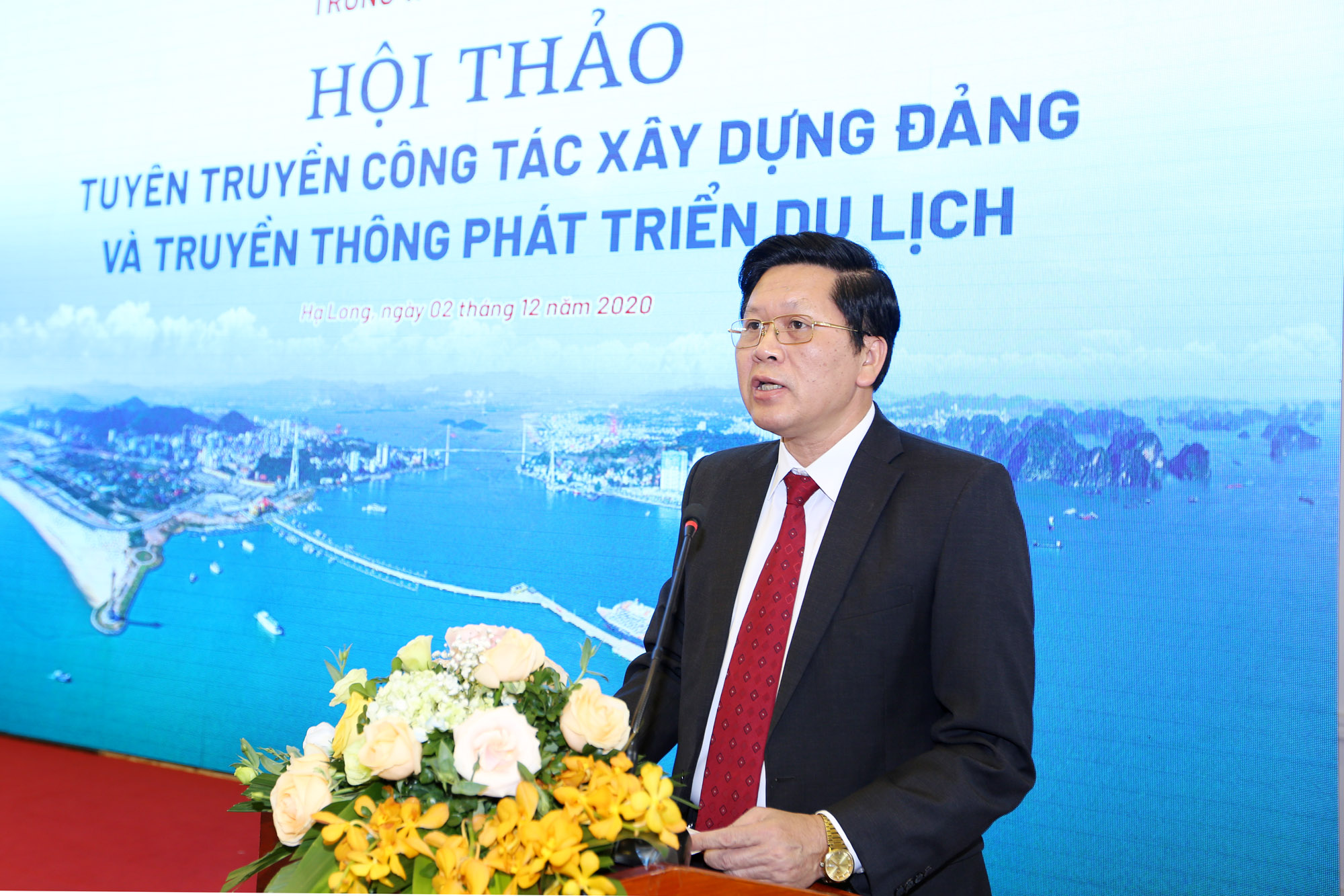 Đồng chí Phạm Hồng Cẩm, Phó Trưởng Ban Tuyên giáo, phát biểu tại hội thảo.