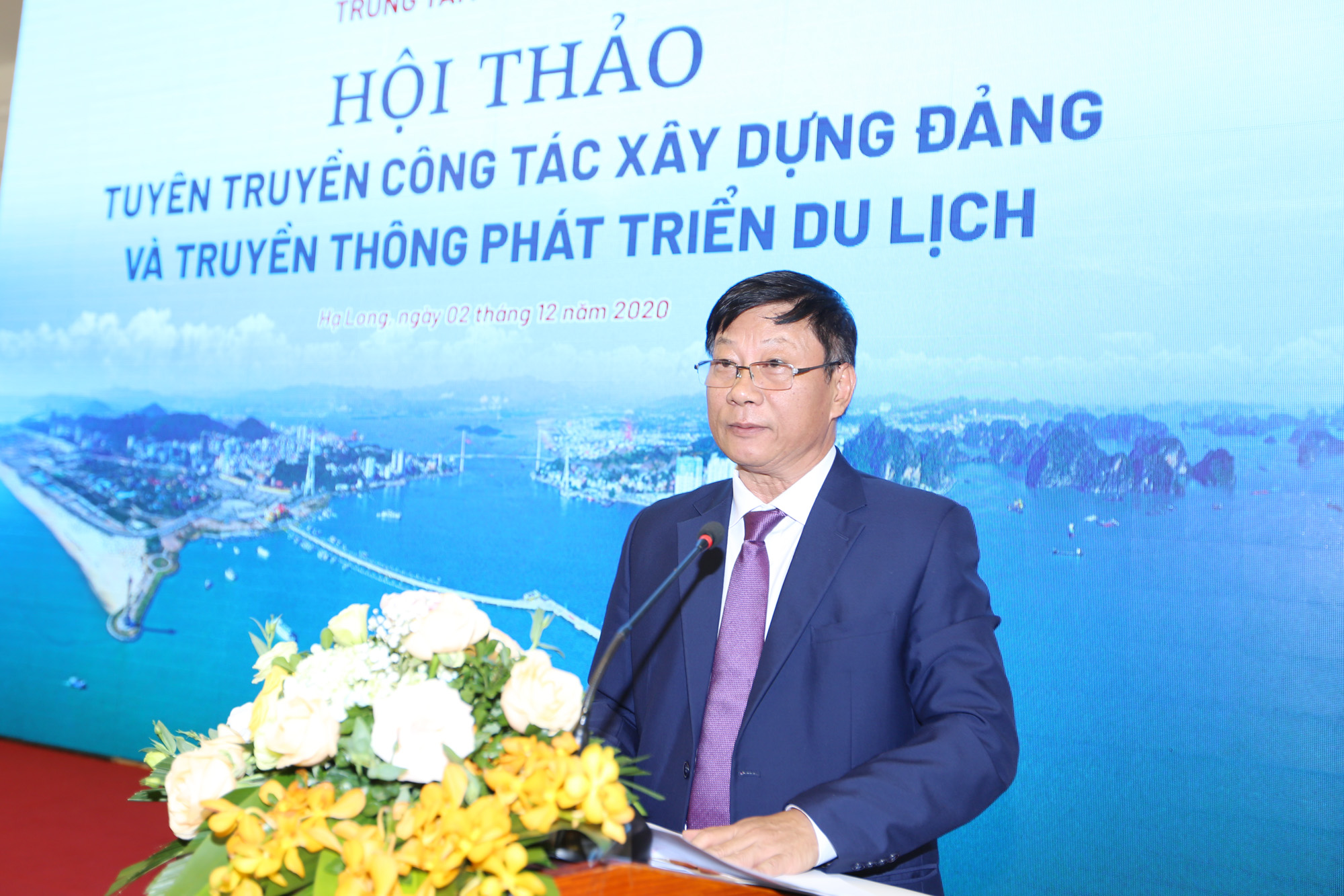 Lãnh đạo Trung tâm Truyền thông tỉnh Quảng Ninh tham luận tại hội thảo.