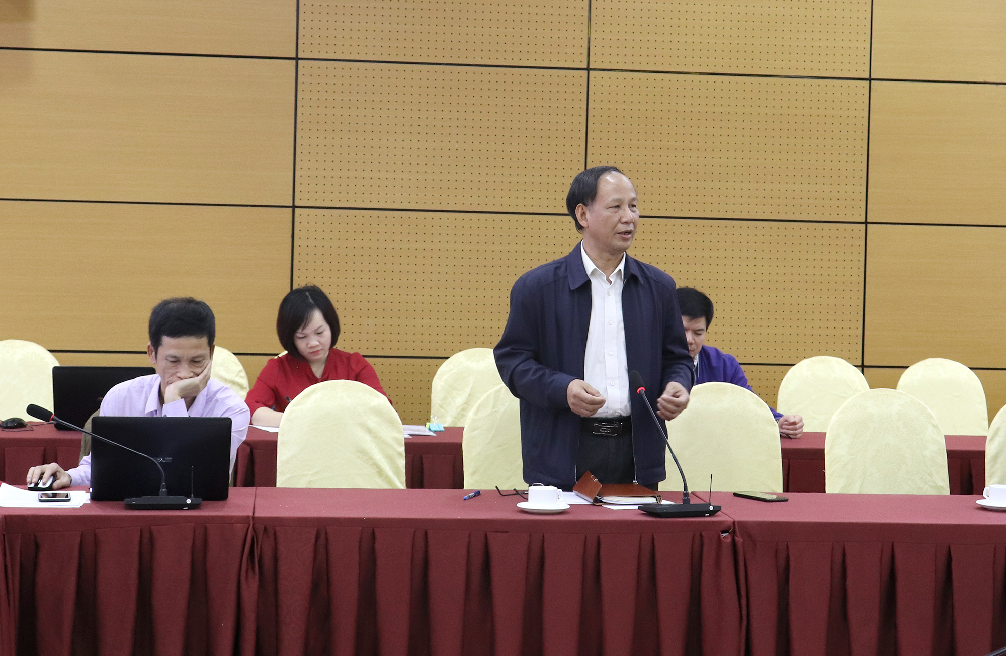 Lãnh đạo Trung tâm Truyền thông tỉnh Quảng Ninh tham gia ý kiến tại hội nghị giao ban báo chí.