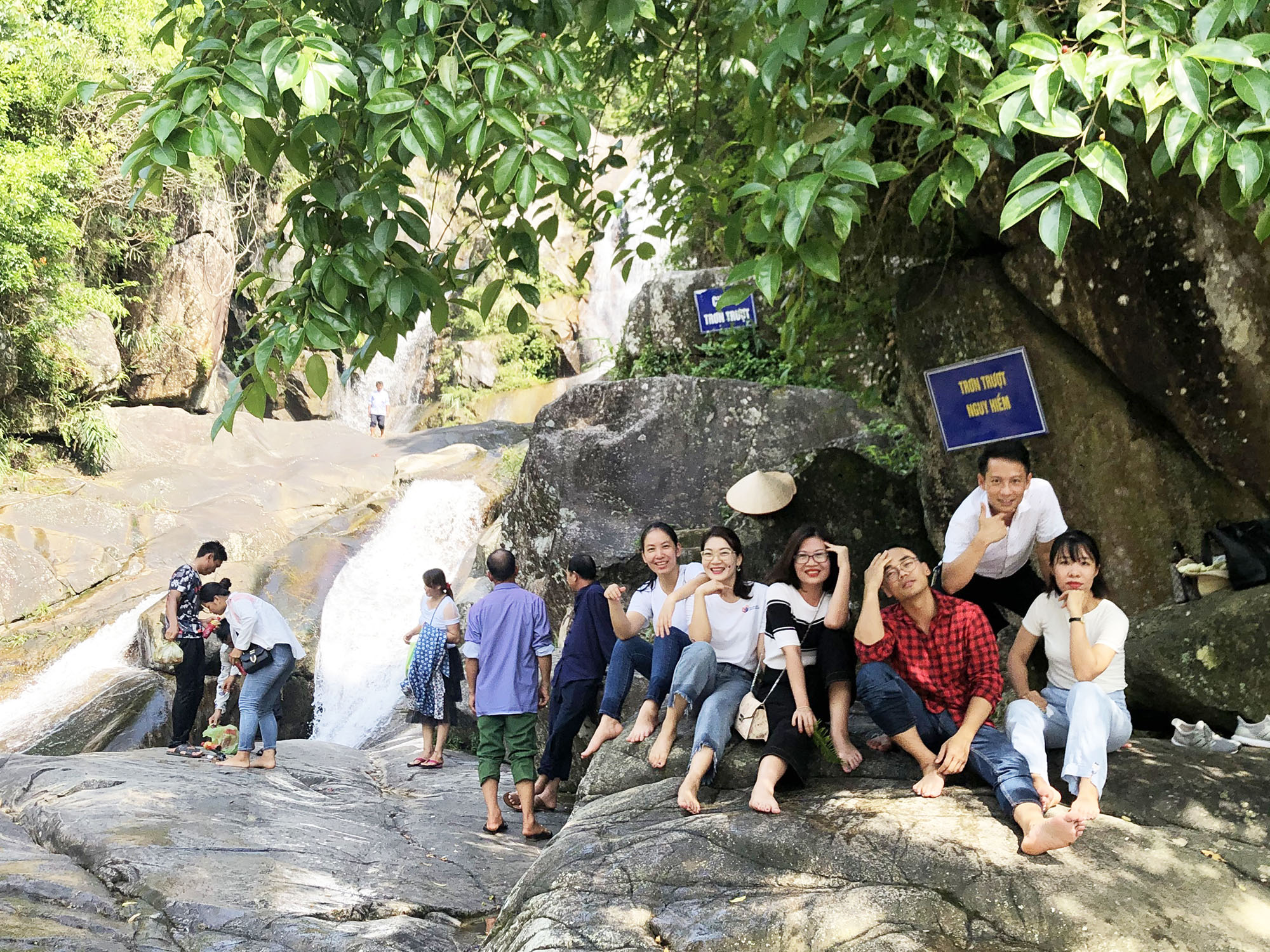 Du khách tới vui chơi tại thác Khe Vằn, xã Húc Động (Bình Liêu), tháng 9/2020.