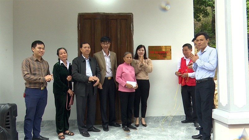 Ủy ban MTTQ TP Cẩm Phả phối hợp bàn giao nhà Đại đoàn kết cho hộ nghèo tại phường Cửa Ông, tháng 11/2020. Ảnh: Bạch Dương (Trung tâm TT - VH Cẩm Phả)