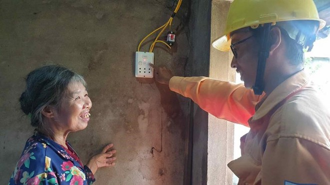 Đơn vị đã kiểm tra, sửa chữa điện miễn phí tại Trạm Y tế xã Xuân Sơn Bắc; một số trường học và 50 hộ nghèo của xã