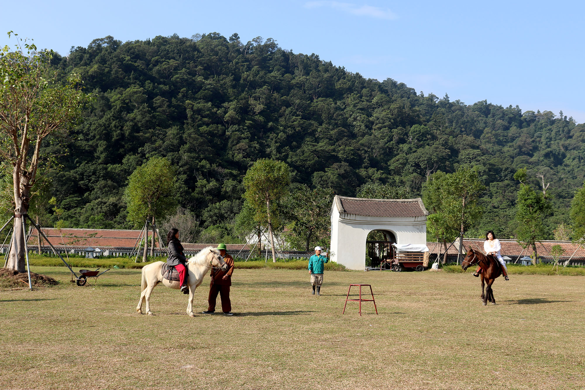 Các đại biểu trải nghiệm cưỡi ngựa tại Yên Tử. 