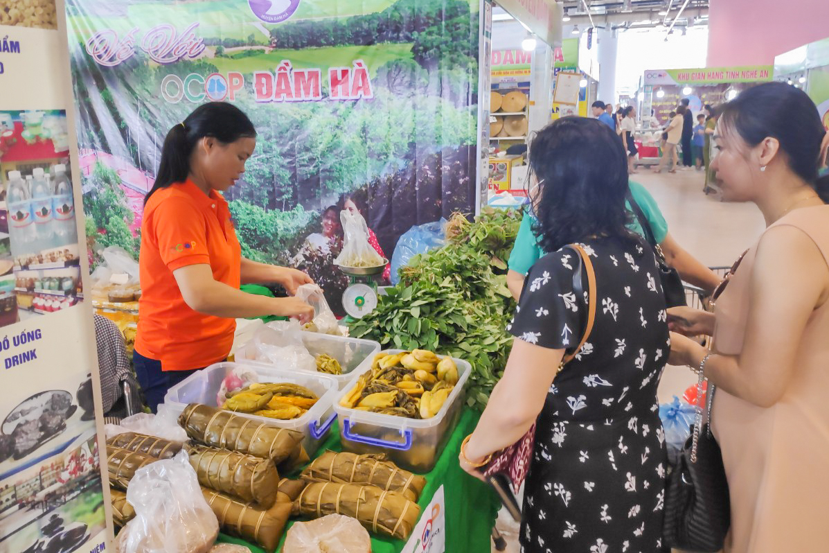 Hội chợ OCOP Quảng Ninh 2020 thu hút đông đảo người dân tới mua sắm.