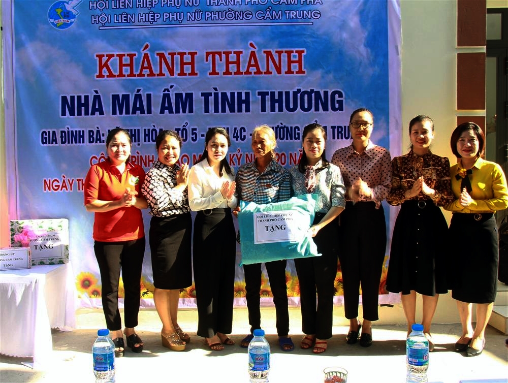 Hội LHPN TP Cẩm Phả khánh thành và bàn giao nhà mái ấm tình thương cho bà Vũ Thị Hòa (phường Cẩm Trung).