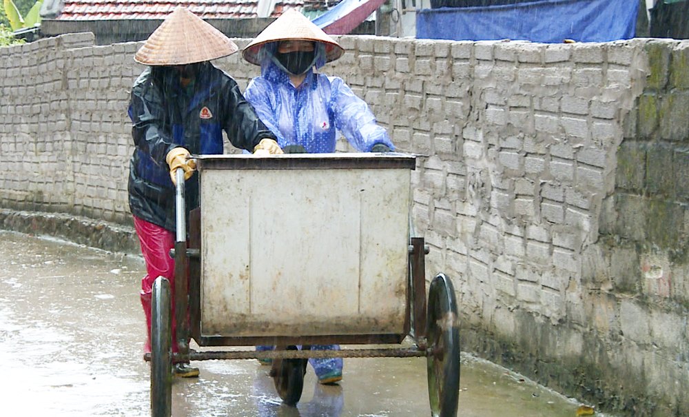 Lao động THT dịch vụ tổng hợp Tân Tiến (xã Đồn Đạc, huyện Ba Chẽ) thu gom rác thải tại khu dân cư.