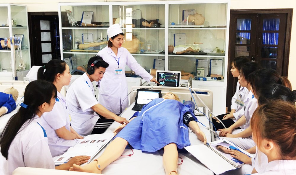 Sinh viên thực hành trên mô hình tại Trường Cao đẳng Y tế Quảng Ninh. Ảnh: Phạm Học