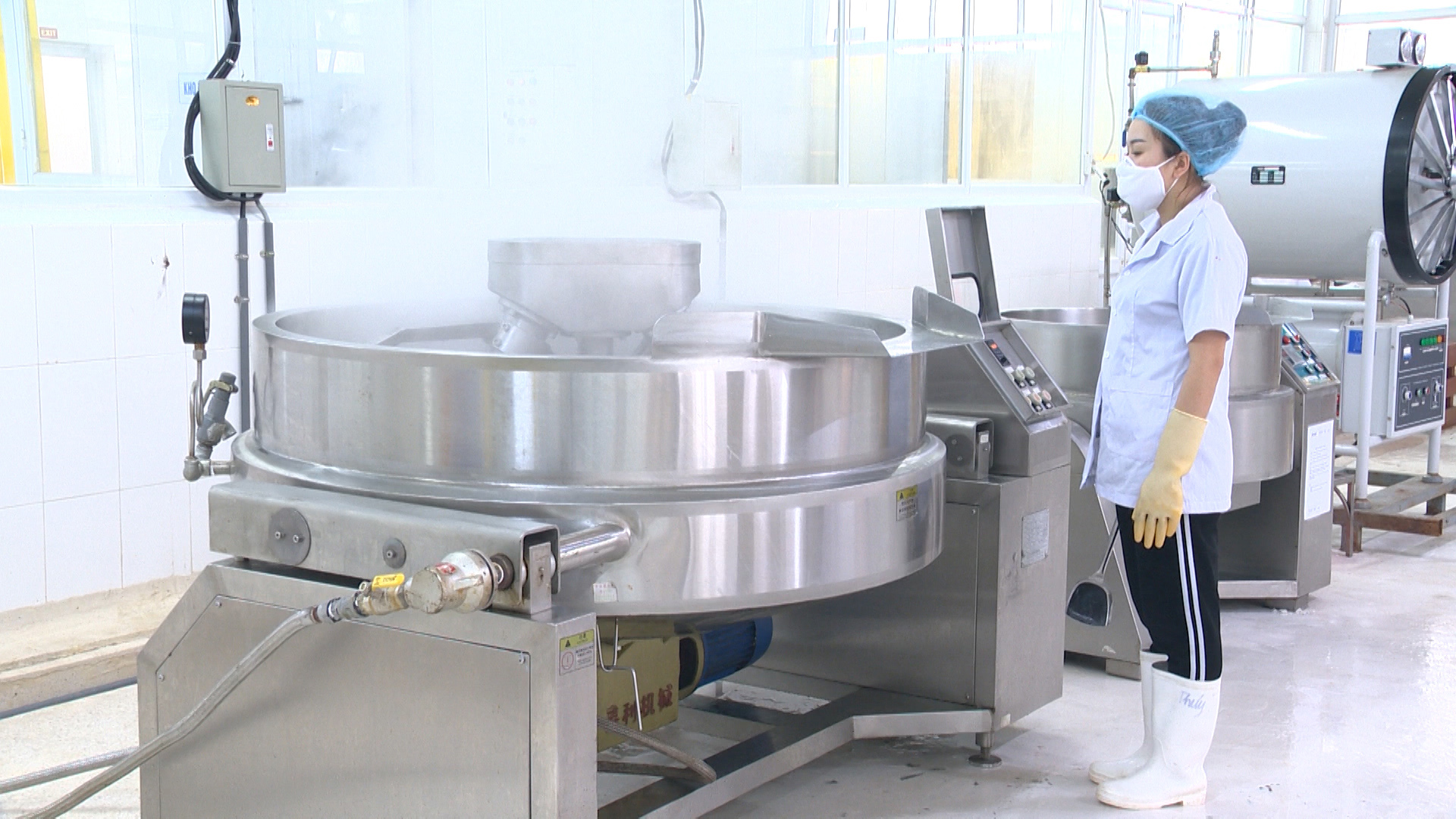 Công ty TNHH Sản xuất và Thương mại thủy sản Quảng Ninh đầu tư thiết bị hiện đại trong chế biến sản phẩm. Ảnh: Minh Đức