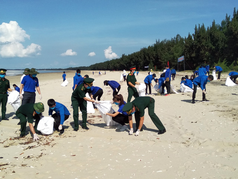Các đoàn viên thanh niên chung tay dọn vệ sinh môi trường bãi biển Cái Chiên.
