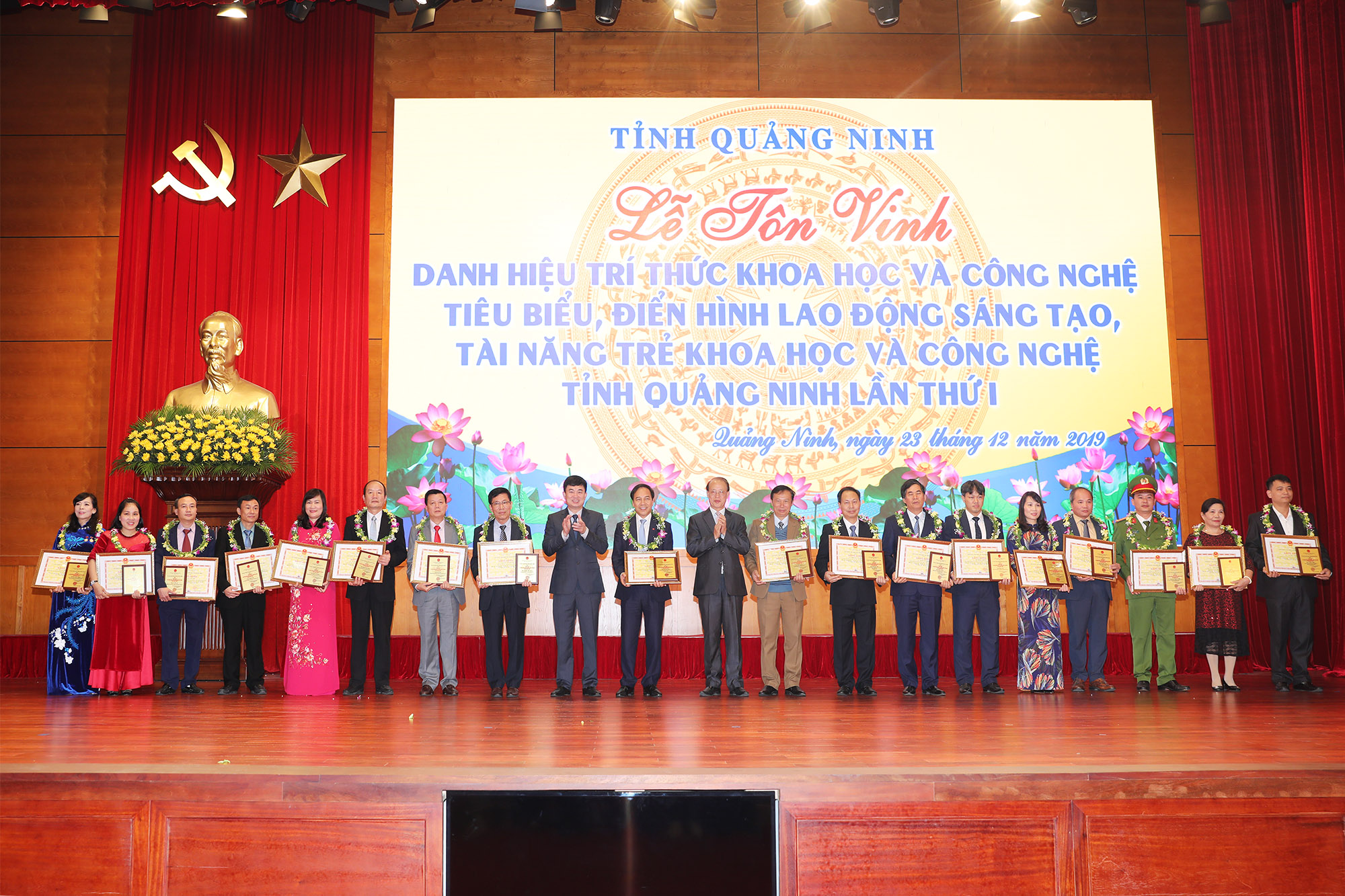 Các đồng chí lãnh đạo tỉnh và lãnh đạo Liên hiệp các hội Khoa học và Công nghệ Việt Nam trao bằng khen và biểu trưng trí thức cho các cá nhân được vinh danh trí thức KHCN tiêu biểu lần thứ I/2019