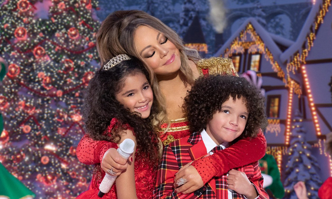 Mariah Carey hát cùng các con trên phim. Ảnh: Mariah Carey Twitter.