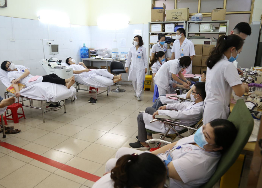 Cán bộ, nhân viên y tế Bệnh viện Đa khoa tỉnh hiến máu nhân đạo tại Bệnh viện. Ảnh: Hà Trang (CTV)