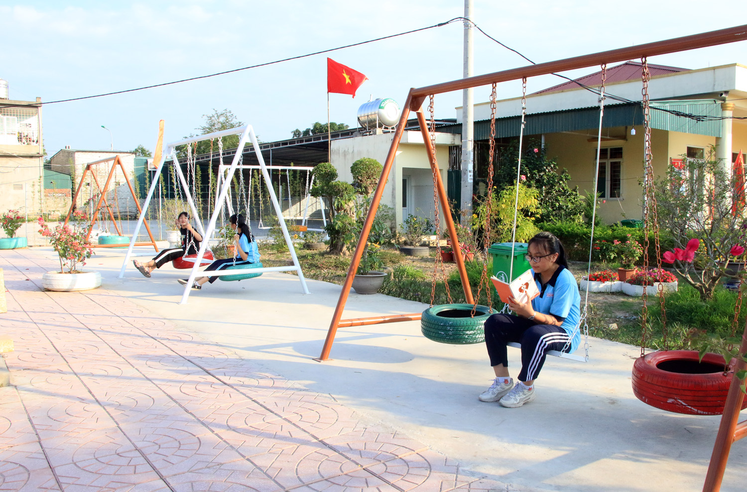 Công trình sân vui chơi thiếu nhi khu phố 2, phường Yên Giang khang trang được xây dựng nhờ người dân hiến đất và đóng góp kinh phí gần 300 triệu.