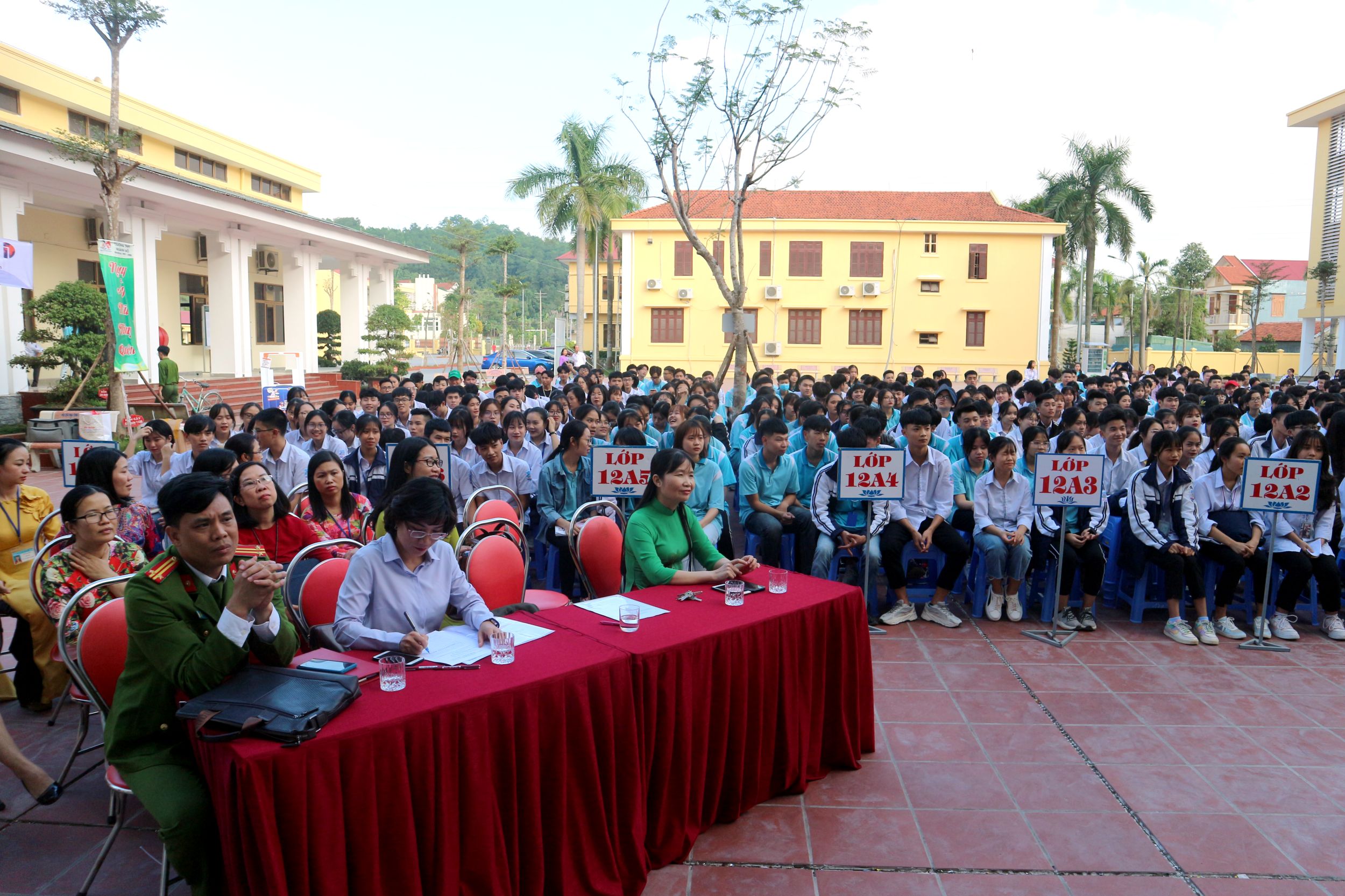 Hoạt động truyền thông được tổ chức tại Trường THPT Hoành Bồ (TP Hạ Long).