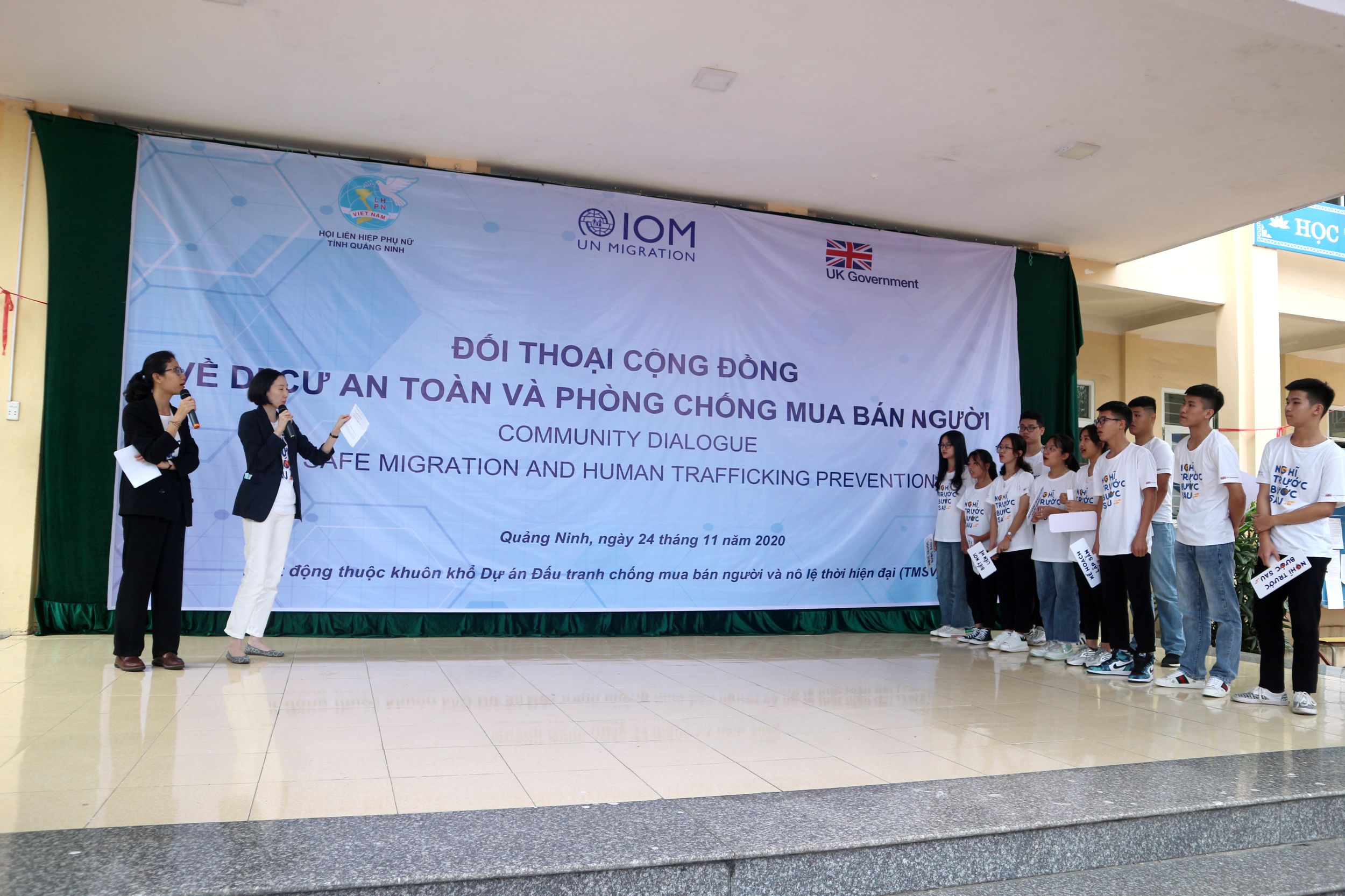 Học sinh trường THPT Quảng La tham gia trò chơi tìm hiểu về mua bán người và nô lệ thời hiện đại