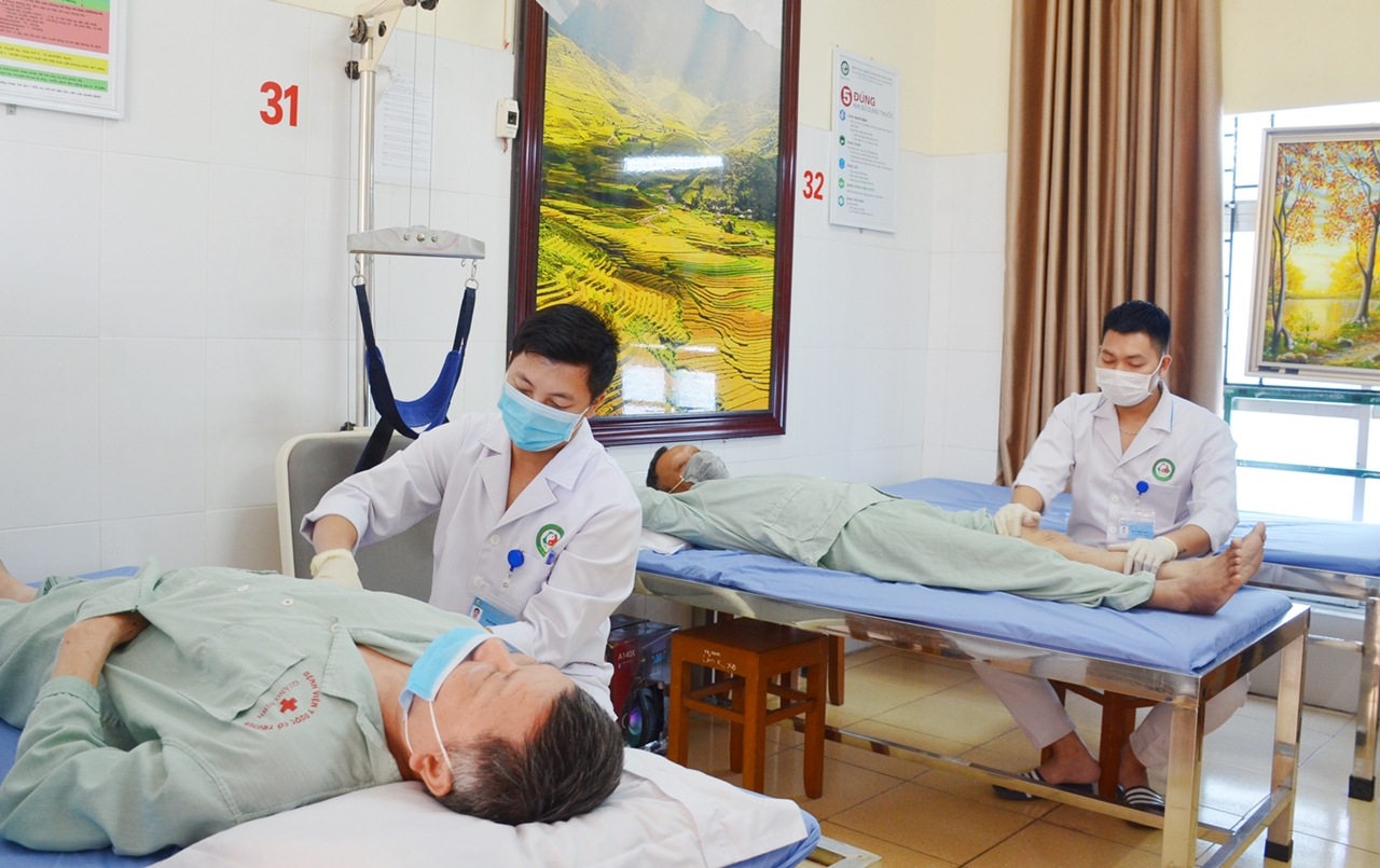 Ông Nguyễn Đức Long (phường Hồng Phong, TX Đông Triều) đang điều trị tại Bệnh viện Y dược Cổ truyền tỉnh