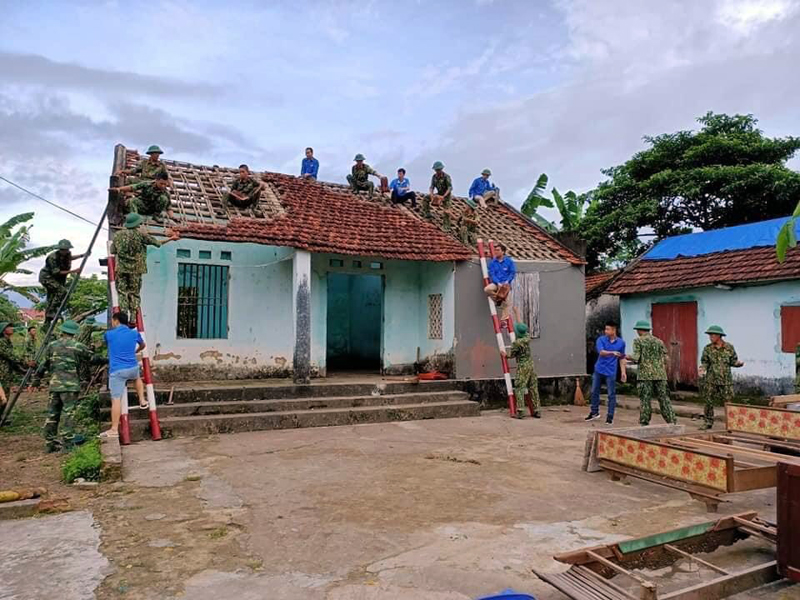 Cán bộ, chiến sỹ Trung đoàn 43 cùng với các các đoàn viên thanh niên huyện Hải Hà hỗ trợ xây dựng nhà cho hộ nghèo tại xã Quảng Thành.