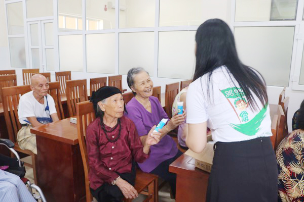 Các tổ chức xã hội phần quà nhỏ là nước rửa tay khô và xịt diệt khuẩn cho Người cao tuổi, người khuyết tật đang được chăm sóc tại Trung tâm Bảo trợ xã hội tỉnh Quảng Ninh.