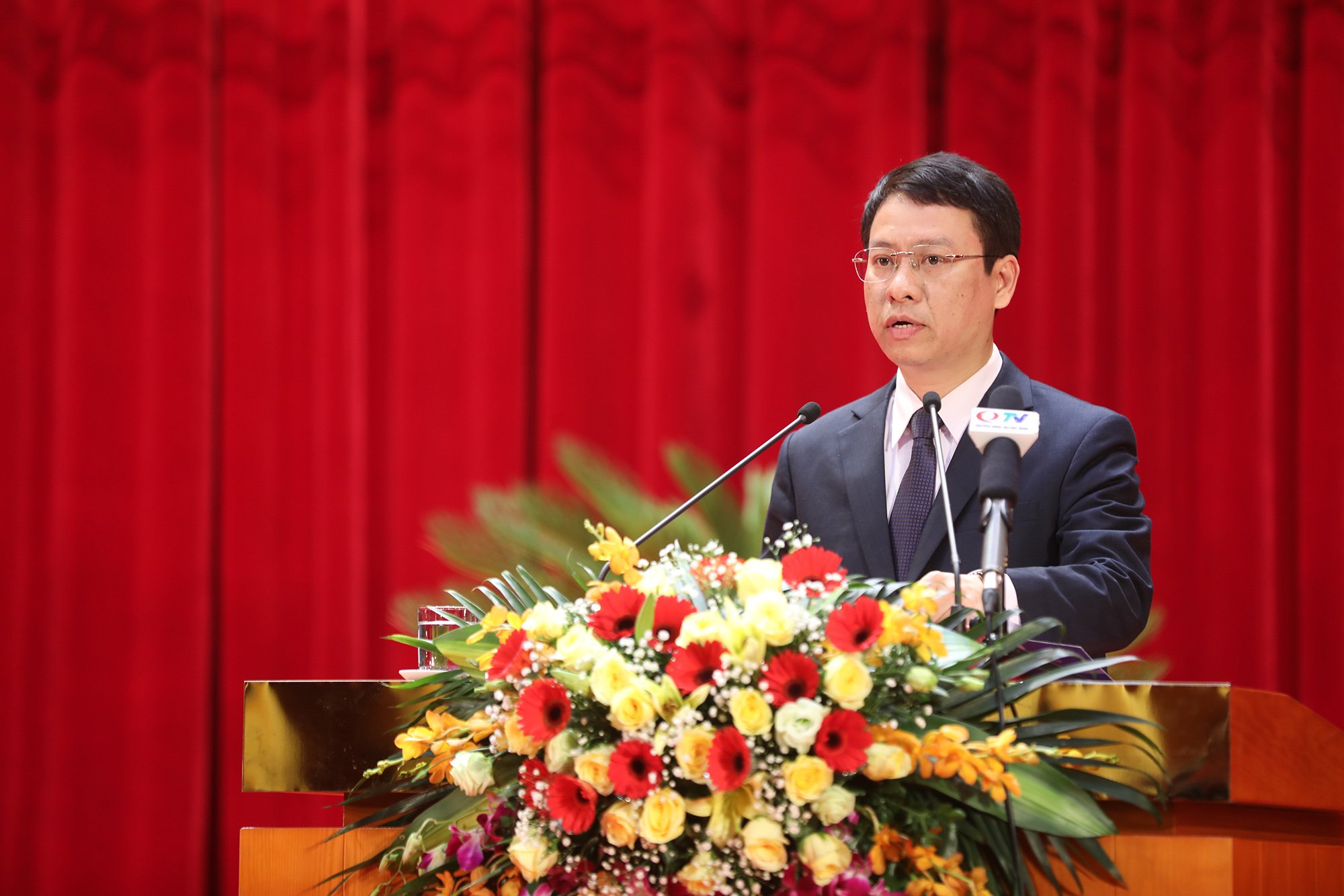 Ông Nguyễn Hồng Dương, Giám đốc Sở Kế hoạch và Đầu tư trình bày tóm tắt 6 Tờ trình.