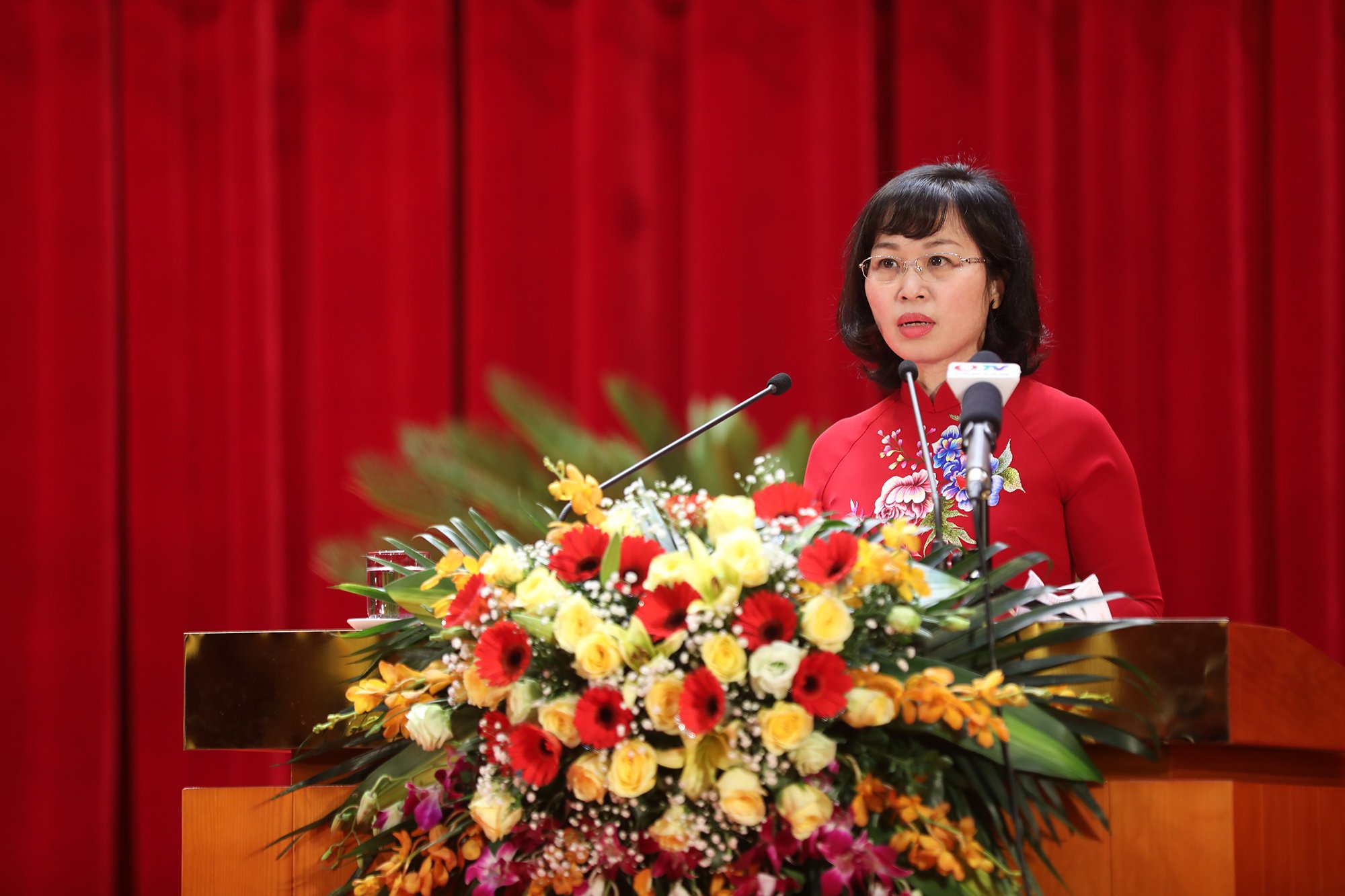 Đồng chí Trịnh Thị Minh Thanh, Phó Chủ tịch Thường trực HĐND tỉnh trình bày báo cáo, tờ trình tại kỳ họp.
