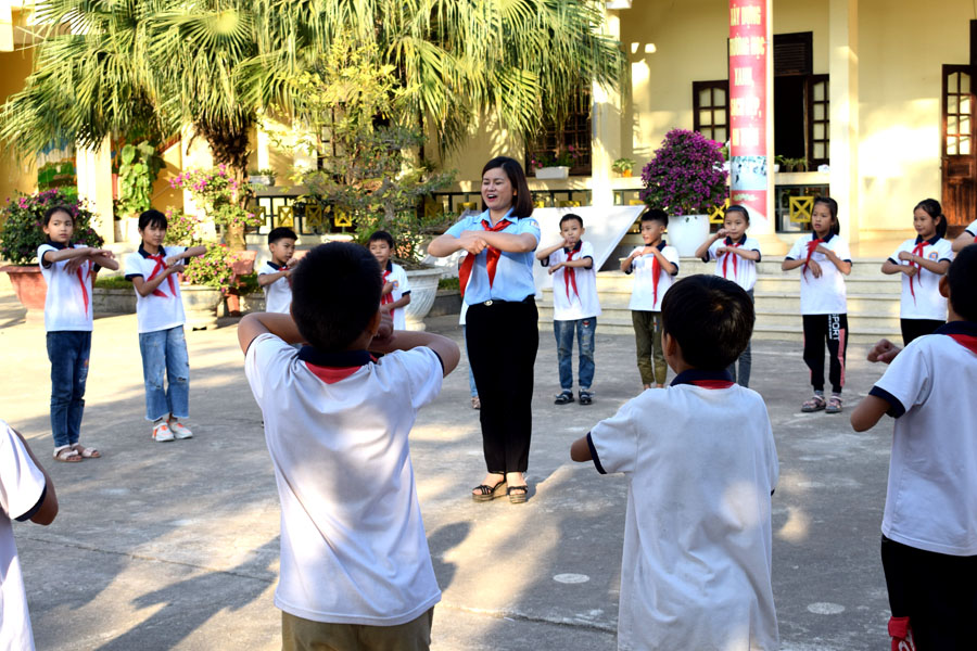 Cô giáo Đinh Thị Hợi trong một buổi hướng dẫn thực hành công tác đội cho các phụ trách đội ở Trường Tiểu học Đông Ngũ II