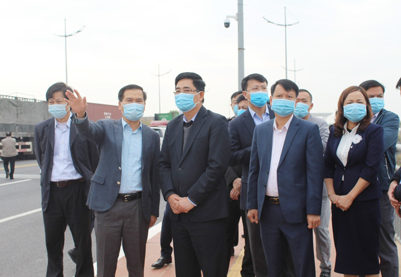Đồng chí Cao Đức Phát, Ủy viên Trung ương Đảng, Phó Trưởng Ban Thường trực Ban Kinh tế Trung ương (thứ 3, trái sang) kiểm tra hoạt động XNK qua cầu Bắc Luân II 