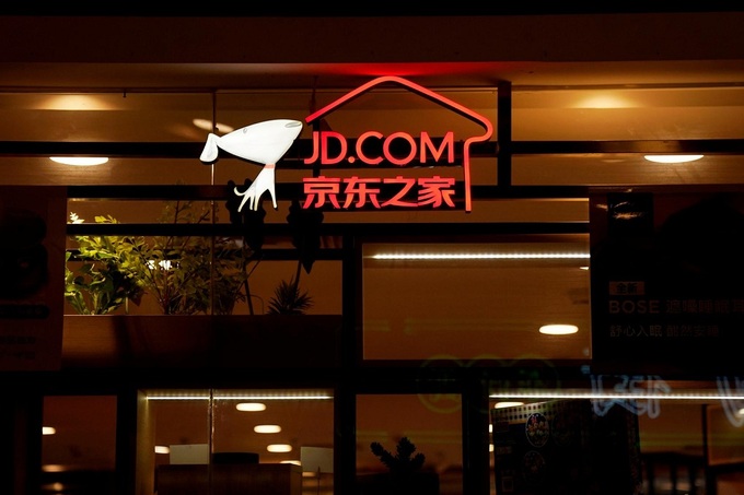 Logo JD.com tại một trung tâm thương mại ở Thượng Hải. Ảnh: Reuters